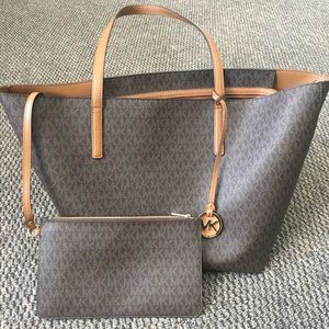 Michael Kors Signature Hayley Large Tote